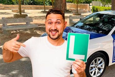 Imagen figurativa de un alumno de Autoescuela Cuenca con su nueva placa L de conductor nobel tras aprobar su examen práctico.