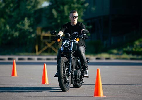 Imagen figurativa de un alumno realizando clases de circulación de moto en circuito con Autoescuela Cuenca