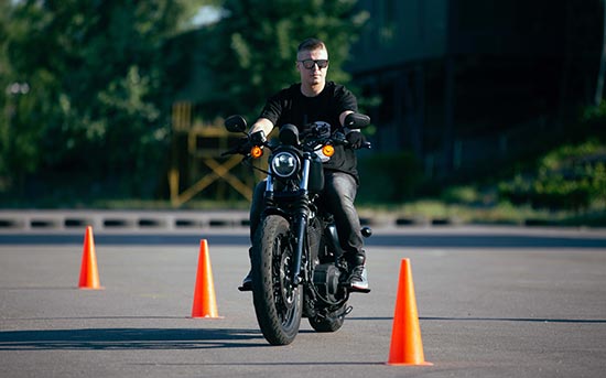 Imagen figurativa de un alumno realizando clases de circulación de moto en circuito con Autoescuela Cuenca